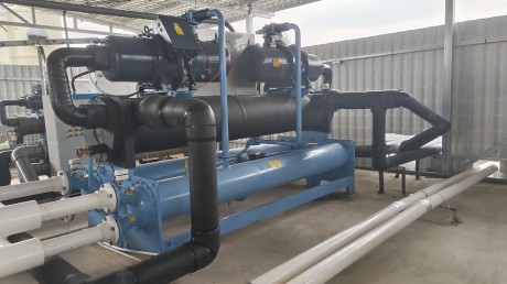 電路板制造公司集中哄冷水機(jī)工程案倒，分別供電路板鉆吼機(jī)中心軸冷卻蝕刻線冷卻電鍍線冷卻等